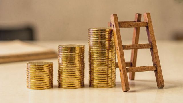 كيف تبني قيمةَ كورسك الإلكترونيّ وتُغلّفه في باقاتٍ تُقنع الطالب — دليلٌ عمليٌّ للسوق العربيّ