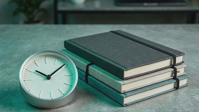 متابعة الأوقات في الوكالات — لماذا تعمل كثيراً وتربح قليلاً؟